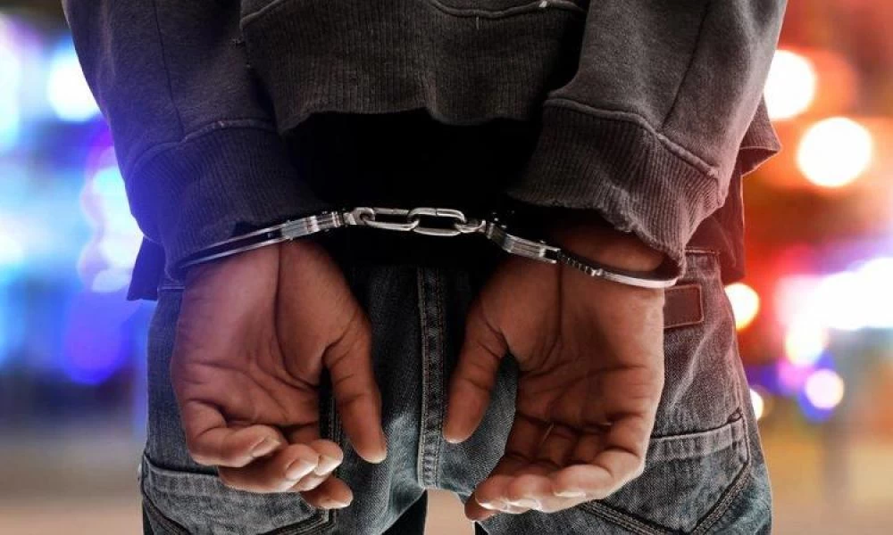 Σκάνδαλο στα Μελίσσια: Συνελήφθησαν συγγενείς πρώην υπουργού- Είχαν στήσει «εργοστάσιο» νόθευσης ηρωίνης